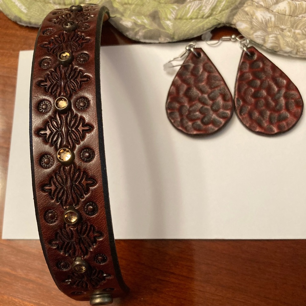 GENUINE LEATHER. HANDMADE BRACELET AND EARRINGS.